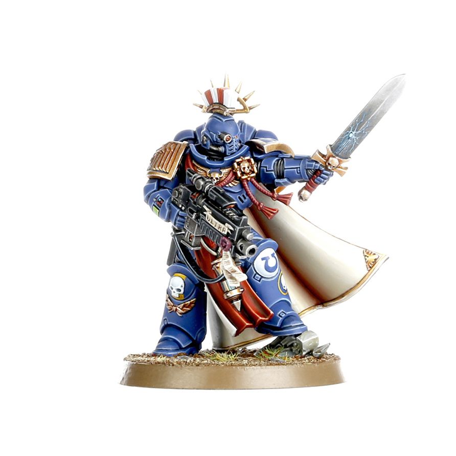 SPACE MARINE CAPTAIN MINATURE ON A WHITE BACKGROUND