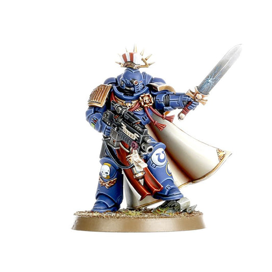 SPACE MARINE CAPTAIN MINATURE ON A WHITE BACKGROUND