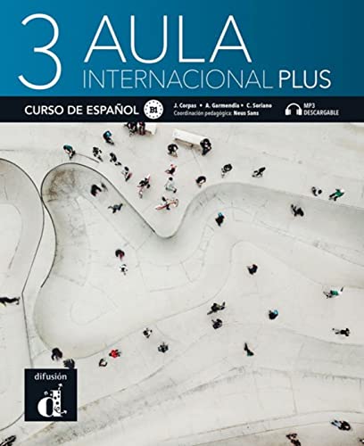Book cover of '3 Aula Internacional Plus' with people on a white surface and blue top section.